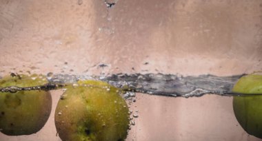 Elma sosu içinde akvaryum