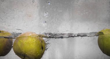 Elma sosu içinde akvaryum