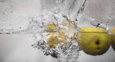 Elma sosu içinde akvaryum