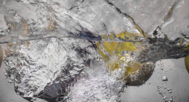 Elma sosu içinde akvaryum