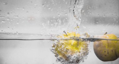 Elma sosu içinde akvaryum