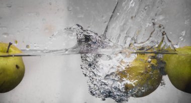 Elma sosu içinde akvaryum