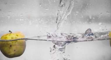 Elma sosu içinde akvaryum