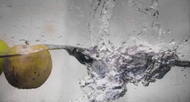 Elma sosu içinde akvaryum