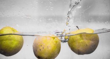 Elma sosu içinde akvaryum