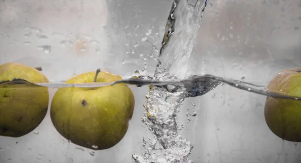 Salsa de manzana en el acuario —  Fotos de Stock