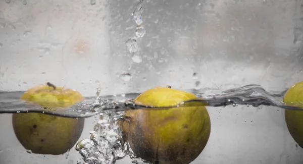 Apple duik in aquarium — Stockfoto