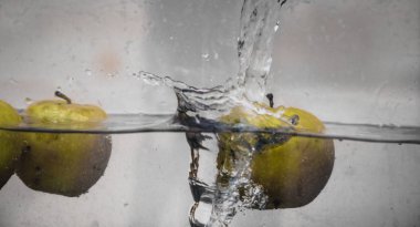 Elma sosu içinde akvaryum