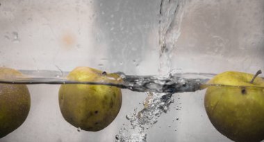 Elma sosu içinde akvaryum