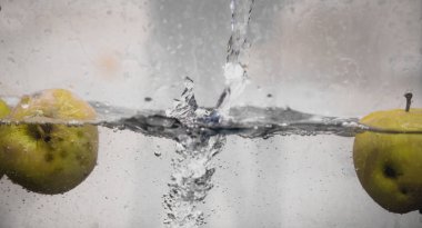 Elma sosu içinde akvaryum