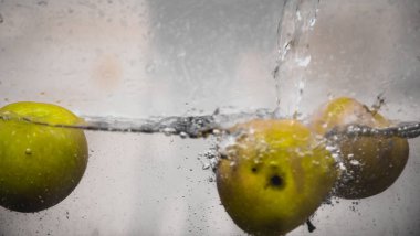 Elma sosu içinde akvaryum