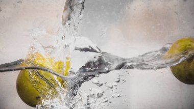 Elma sosu içinde akvaryum