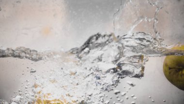 Elma sosu içinde akvaryum