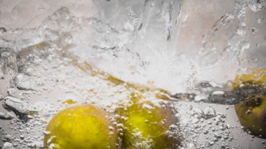 Elma sosu içinde akvaryum