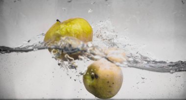 Elma sosu içinde akvaryum