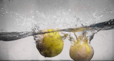 Elma sosu içinde akvaryum