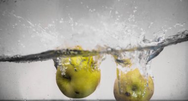 Elma sosu içinde akvaryum