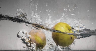 Elma sosu içinde akvaryum