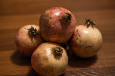 Masadaki nar meyvesi.