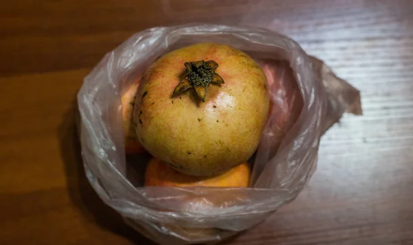 Fruta de romã na mesa — Fotografia de Stock