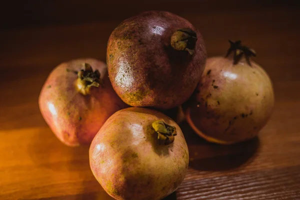 Fruta de romã na mesa — Fotografia de Stock