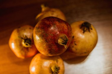 Masadaki nar meyvesi.