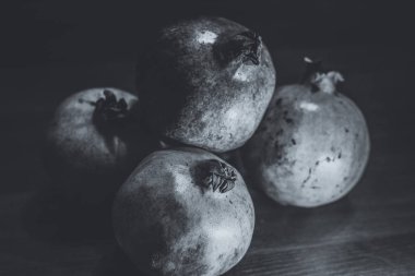 Masadaki nar meyvesi.