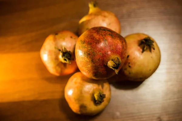 Fruta de romã na mesa — Fotografia de Stock