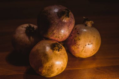 Masadaki nar meyvesi.