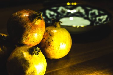 Masadaki nar meyvesi.