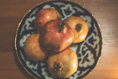 Nar meyve Özbek plaka üzerinde