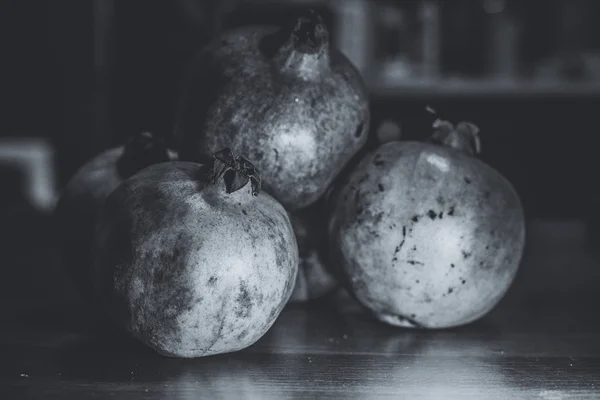 Fruta de romã na mesa — Fotografia de Stock