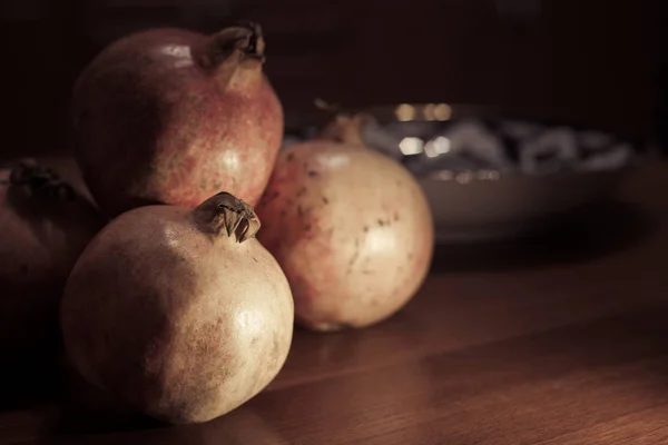 Fruta de granada sobre la mesa — Foto de Stock