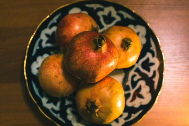 Nar meyve Özbek plaka üzerinde