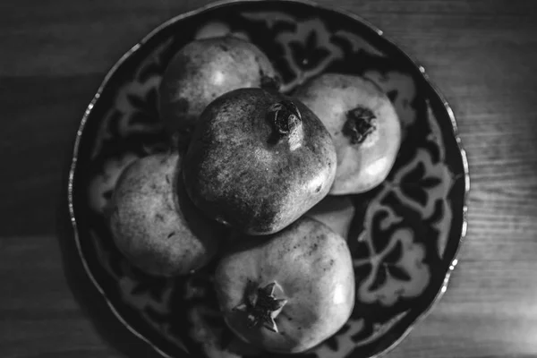 Fruta de granada en el plato uzbek — Foto de Stock