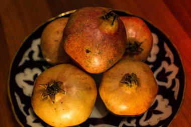 Nar meyve Özbek plaka üzerinde