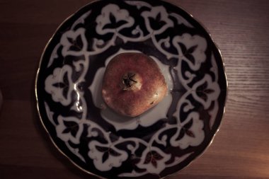 Nar meyve Özbek plaka üzerinde