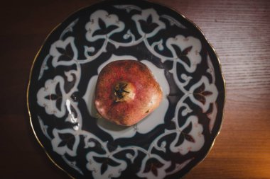 Nar meyve Özbek plaka üzerinde