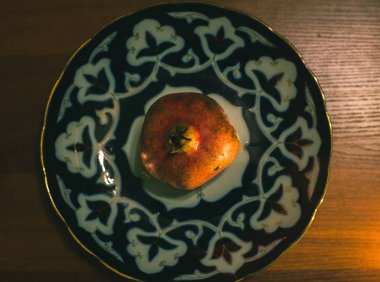 Nar meyve Özbek plaka üzerinde