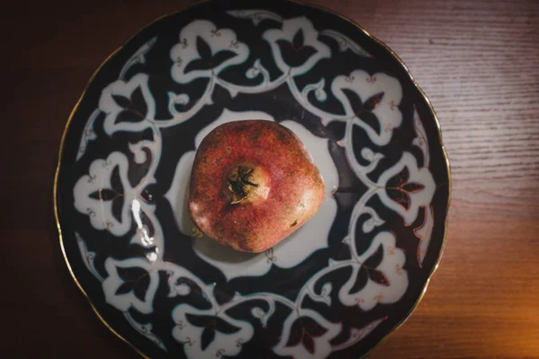 Nar meyve Özbek plaka üzerinde