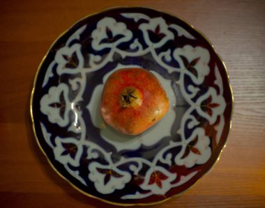 Nar meyve Özbek plaka üzerinde