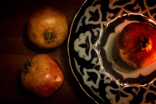 Fruta de romã no prato uzbeque — Fotografia de Stock