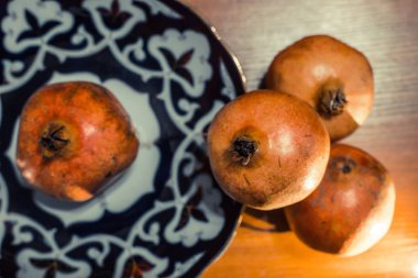Nar meyve Özbek plaka üzerinde