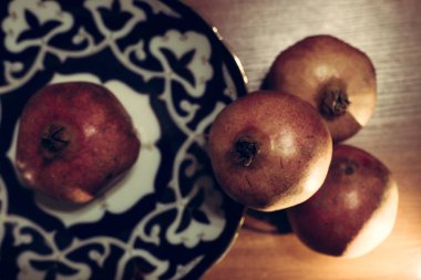 Nar meyve Özbek plaka üzerinde