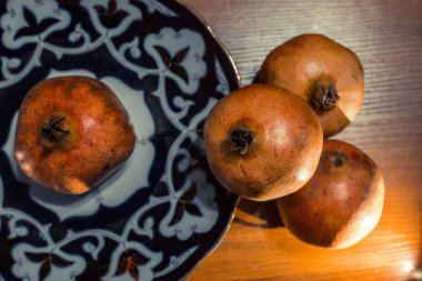Nar meyve Özbek plaka üzerinde