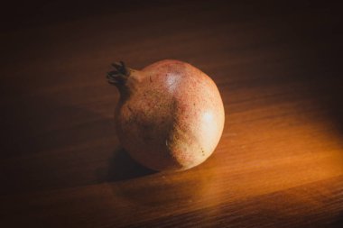 Masadaki nar meyvesi.