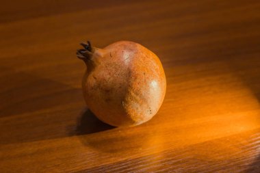 Masadaki nar meyvesi.