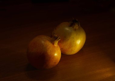 Masadaki nar meyvesi.