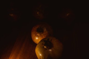 Masadaki nar meyvesi.