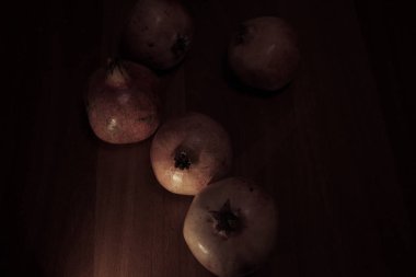 Masadaki nar meyvesi.